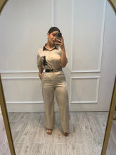 Cargar imagen en el visor de la galería, TAHLIA - Set blusa y pantalón café claro