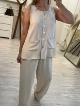 Cargar imagen en el visor de la galería, CLEOTILDE - Set pantalon y blusa avena