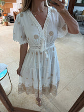 Cargar imagen en el visor de la galería, CHLOE - Vestido midi blanco estampado khaki
