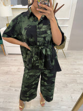 Cargar imagen en el visor de la galería, NANCY - Set blusa y pantalón negro con verde