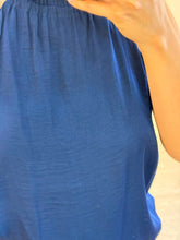Cargar imagen en el visor de la galería, SAOIRSE - Blusa azul oscuro