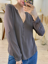 Cargar imagen en el visor de la galería, QUÍONE – Blusa taupe manga larga con botones