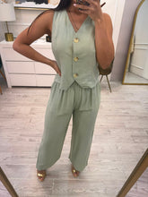 Cargar imagen en el visor de la galería, GENEVIEVE - Set con chaleco verde claro