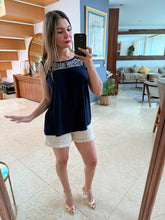 Cargar imagen en el visor de la galería, EDWINA - Blusa azul marino sin mangas