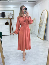 Cargar imagen en el visor de la galería, ROSE - Maxi vestido ocre manga larga