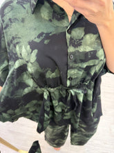Cargar imagen en el visor de la galería, NANCY - Set blusa y pantalón negro con verde