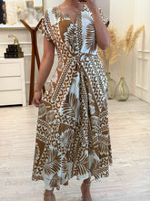 Cargar imagen en el visor de la galería, CORALINE - Maxi vestido estampado cafe con blanco