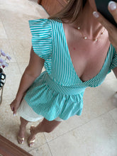Cargar imagen en el visor de la galería, SATURNINA - Blusa verde rayas