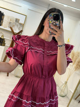Cargar imagen en el visor de la galería, CORONIS – Vestido corto vino con olanes ribeteados