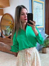 Cargar imagen en el visor de la galería, JULIA - Blusa verde manga larga