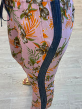 Cargar imagen en el visor de la galería, CONCEPCION - Pantalón rosa estampado tropical