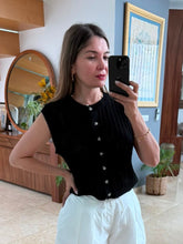 Cargar imagen en el visor de la galería, DAYANA - Blusa negra de punto