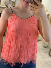Cargar imagen en el visor de la galería, XANTE – Blusa coral de flecos con tirantes