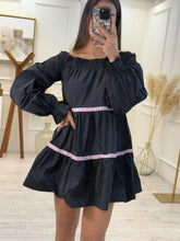 Cargar imagen en el visor de la galería, MACARENA – Vestido negro con encaje rosa manga larga