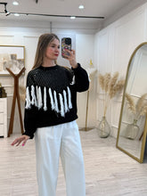 Cargar imagen en el visor de la galería, JAZMIN - Sueter negro flecos blancos