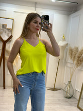 Cargar imagen en el visor de la galería, CITRINA – Blusa amarillo neón de tirantes con tiras
