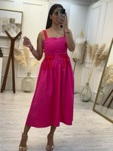 Cargar imagen en el visor de la galería, IFIGENIA – Maxi vestido fucsia con tirantes y moños rojos