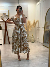 Cargar imagen en el visor de la galería, CORALINE - Maxi vestido estampado cafe con blanco