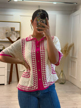 Cargar imagen en el visor de la galería, MISSY - Camisa de punto fucsia con hueso