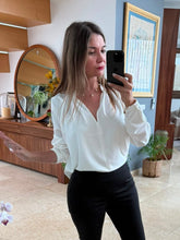Cargar imagen en el visor de la galería, JUDITH - Blusa blanca manga larga