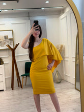 Cargar imagen en el visor de la galería, WREN - Vestido midi amarillo asimétrico