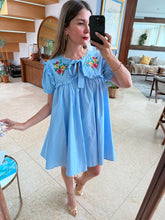 Cargar imagen en el visor de la galería, CORINA - Vestido corto azul con flores bordadas