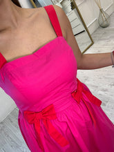 Cargar imagen en el visor de la galería, IFIGENIA – Maxi vestido fucsia con tirantes y moños rojos