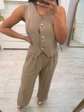 Cargar imagen en el visor de la galería, SURI - Set chaleco y pantalon khaki