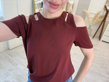 Cargar imagen en el visor de la galería, OCÍROE – Blusa vino con hombros descubiertos