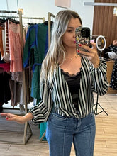 Cargar imagen en el visor de la galería, SAYDA - Blusa negra rayas