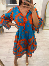 Cargar imagen en el visor de la galería, FREYA - Vestido corto boho naranja con azul