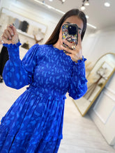 Cargar imagen en el visor de la galería, TEMIS – Maxi vestido azul rey de manga larga con smock