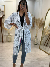 Cargar imagen en el visor de la galería, RHEA – Kimono salida blanco con estampado de palmeras