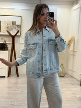 Cargar imagen en el visor de la galería, CELIA - Chamarra denim clara