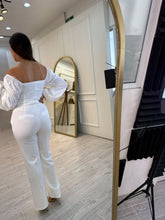 Cargar imagen en el visor de la galería, LIBERTAS – Set blanco de blusa drapeada y pantalón