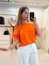 Cargar imagen en el visor de la galería, JOANA - Blusa naranja con plumas