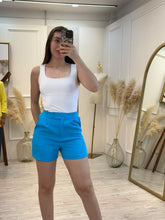 Cargar imagen en el visor de la galería, ÍO – Short azul de vestir con botones
