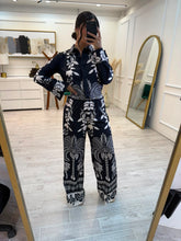 Cargar imagen en el visor de la galería, BETHANY - Set blusa y pantalon negro estampado