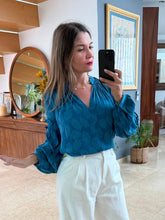 Cargar imagen en el visor de la galería, RAIN - Blusa azul petroleo hojas