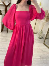 Cargar imagen en el visor de la galería, AURORA – Vestido midi rosa fucsia con escote cuadrado