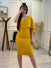 Cargar imagen en el visor de la galería, WREN - Vestido midi amarillo asimétrico