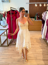 Cargar imagen en el visor de la galería, ANDIE - Vestido midi blanco con beige tirantes