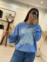 Cargar imagen en el visor de la galería, MELETE – Sudadera azul con osito de cuadros