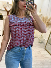 Cargar imagen en el visor de la galería, DAMARIS – Blusa roja y azul estampada con olán