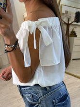 Cargar imagen en el visor de la galería, PANDIA – Blusa blanca de hombros descubiertos con moño