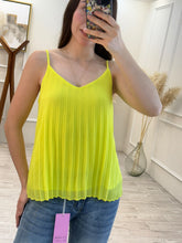 Cargar imagen en el visor de la galería, LEONOR - Blusa tirantes amarilla plisada
