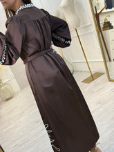 Cargar imagen en el visor de la galería, DAYANARA - Maxi vestido café con detalles bordados