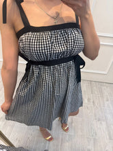 Cargar imagen en el visor de la galería, CRESSIDA - Vestido corto negro cuadros