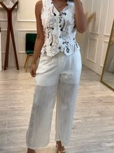 Cargar imagen en el visor de la galería, LIZZO - Set pantalón y chaleco blanco con flores cafes