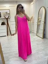 Cargar imagen en el visor de la galería, JULIANA - Maxi vestido fucsia plisado tirantes